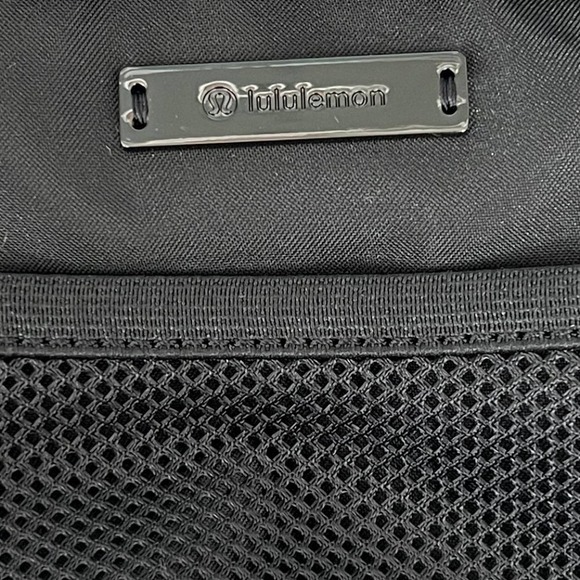 Mirrorify Reflective Black/Black lululemon Everywhere Belt Bag - Picture 10 of 13